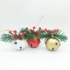 Tre campane di Natale in bianco rosso e oro con pigne e decorazioni di bacche rosse