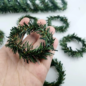 Mini künstlicher Adventskranz aus Kiefernadeln als Serviettenring für Tischdekoration