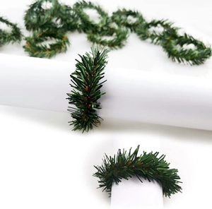 Weihnachtlicher Serviettenring aus grünen PVC-Kiefernnadeln für festliche Tischdekoration