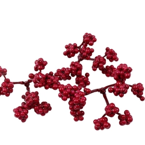 Rami di bacche rosse natalizie con design a tre forche per decorazioni festive