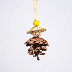 Détail de jouet pour oiseaux fait main avec pomme de pin naturelle et mini chapeau de paille
