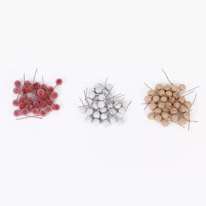 Detailansicht von roten, silbernen und champagnerfarbenen Schaumbeeren für DIY-Deko