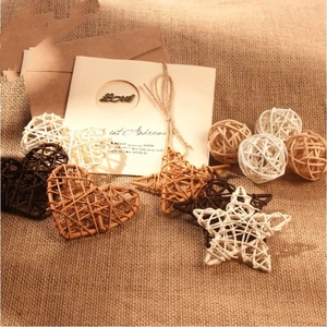 Lot de 10 boules, cœurs et étoiles en rotin faits main sur fond de toile de jute rustique