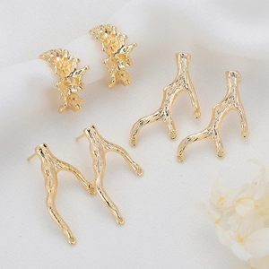 Boucles d'oreilles S925 asymétriques en branche avec texture fondue en finition or