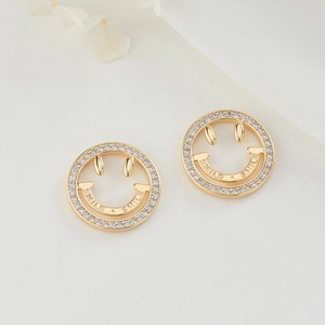 Dettaglio macro del ciondolo smile placcato oro 14K con zirconi incastonati
