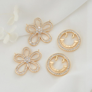 Ciondoli a fiore e smile placcati in oro 14K con incastonatura di zirconi scintillanti