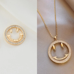 Collana con ciondolo sorriso placcata oro 14K con pavé di zirconi bianchi lucidi
