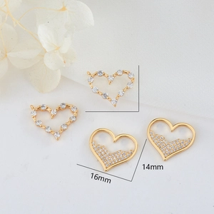 Detail van 14K gouden zirkoon hartbedeltjes met afmetingen van 16mm x 14mm