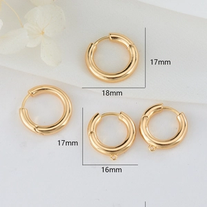 Dettaglio di orecchini a cerchio tondi placcati oro 14K in misure 16mm e 18mm
