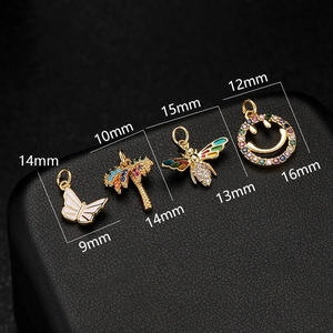 Vue détaillée de breloques en plaqué or 14K avec motifs papillon, abeille et zircon