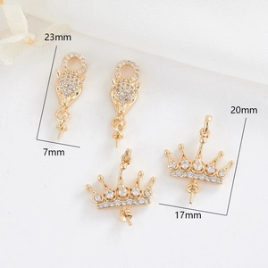 Detailansicht der vergoldeten Fuchs- und Kronenanhänger mit Zirkonia für DIY-Schmuck