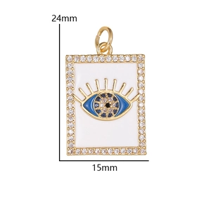 Detailansicht des vergoldeten Evil Eye Anhängers mit blauem Emaille und Zirkon, 24mm x 15mm