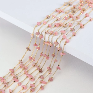 Detailansicht der goldfarbenen Kette mit natürlichen rosa Erdbeerkristall-Splittern