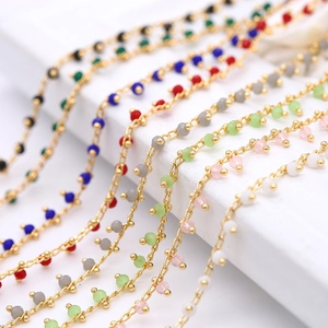 Bunte facettierte Glasperlen auf dünnen Goldketten für DIY-Armbänder und Halsketten