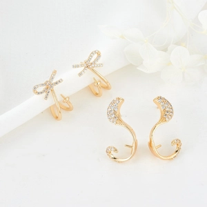 Elegante goldene Schleifenohrringe mit funkelnden Zirkonia und minimalistischen Perlen