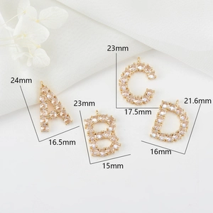 Detailweergave van 14K vergulde letterhangers met zirkonia voor het maken van sieraden