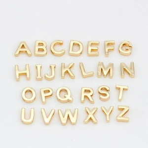 Bovenaanzicht van 26 gepolijste vergulde A-Z alfabet hangers voor DIY sieraden