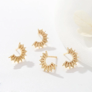 Goldene Halbreis-Ohrstecker in Sonnenform mit Vintage-Struktur für Damen