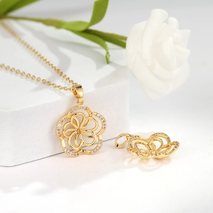 Pendentif clé fleur plaqué or 14k élégant avec accents de zircone cubique micro-pavés