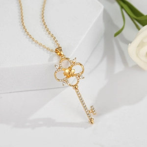 Macro-opname van een 14K vergulde sleutelhanger ketting met bloemendesign en zirkoon