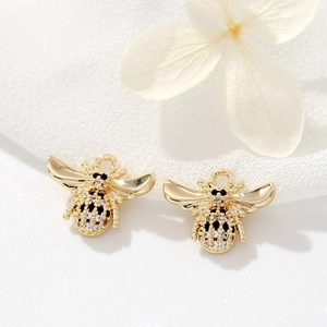 Pendentif abeille plaqué or 14 carats avec incrustation de zircons noirs et blancs
