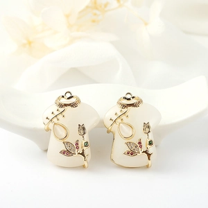 Detail van qipao hanger in 14K verguld messing met kattenoogsteen en zirkonia steen