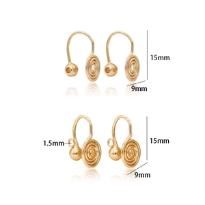 Détail de crochets d'oreilles minimalistes en plaqué or 14K avec base en spirale DIY