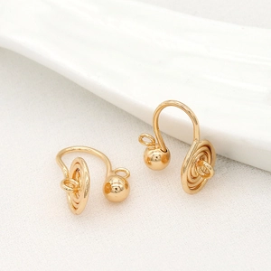 Gros plan détaillé des composants de clips d'oreilles spirales plaqués or 14K pour bijoux DIY