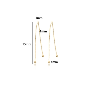 Detailansicht der 14k vergoldeten 75mm langen Ohrhänger mit 4mm Perle und 1mm Kette