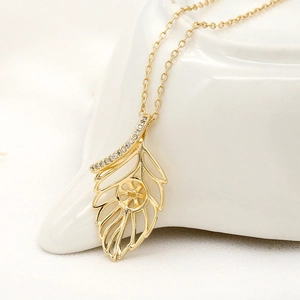 Gouden blad hanger ketting met zirkoon accenten en parelhouder op fijne ketting