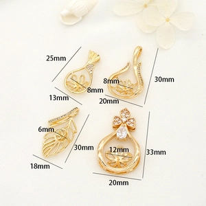 Macro-opname van 14k vergulde bloemhangers met zirkonia voor het maken van DIY-sieraden