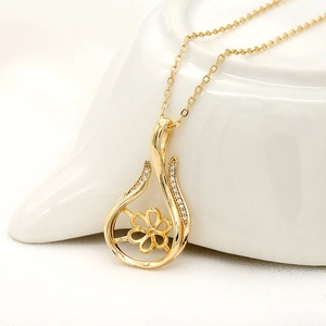 14k vergulde druppelvormige hanger ketting met zirkonia en bloemmotief op keramiek