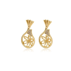 Elegante 14k vergulde bloemoorbellen met zirkonia inleg op een witte achtergrond