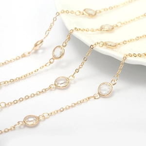 Collier en cuivre plaqué or 14K avec zircons ronds en cristal sur une assiette blanche