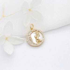 Colgante ángel redondo en oro de 14k con nácar blanco y halo de circonitas brillantes