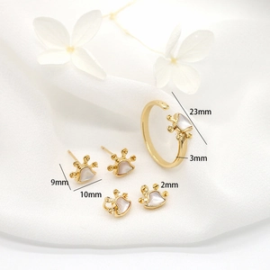 Macro-opname van 14K gouden kattenpoot sieradenset met witte schelpinleg en afmetingen