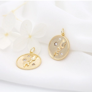 Pendentif ovale tulipe plaqué or 14K avec motif floral gaufré et accents en zircone