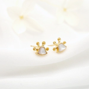 Minimalistische 14K gouden schelp oorbellen met witte peervormige schelp inlegwerk