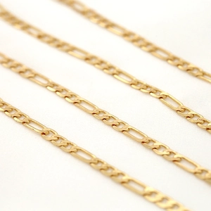 Détail macro de la chaîne Figaro en cuivre plaqué or 14K pour création bijoux