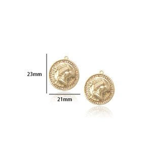 Détail du pendentif pièce d'or 14K avec portrait de reine et bordure en zircon