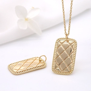 Colgante rectangular minimalista bañado en oro de 14K con diseño acolchado y cadena fina