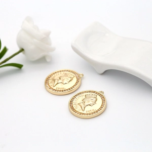 Pendentif pièce de monnaie reine plaqué or 14K avec contour en zircon brillant