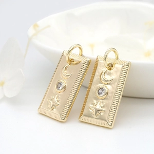 Vue macro détaillée de pendentifs rectangulaires plaqués or 14K avec zircon et étoile