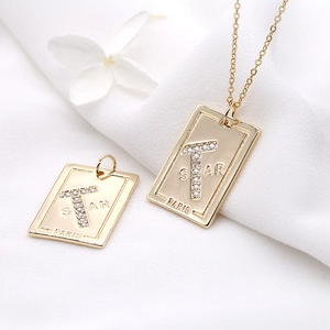 Collar con colgante rectangular letra T en oro de 14K con microcristales y grabado elegante