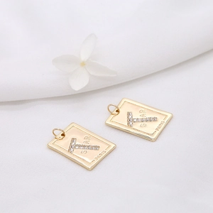 Colgante rectangular bañado en oro de 14K con letra T de circón y grabado Paris Star
