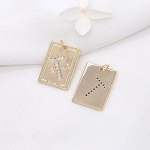 Elegante colgante letra T en oro de 14K con microincrustación de circonitas y grabado