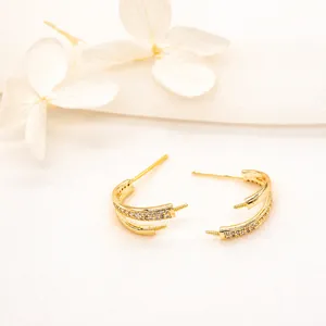 Elegantes pendientes de doble capa en forma de C de oro de 14K con circonitas incrustadas