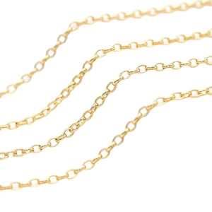 Mehrere 14K vergoldete 3mm Erbsketten für DIY-Halsketten auf weißem Hintergrund