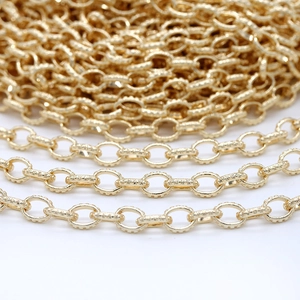 Détail macro d'une chaîne rolo texturée en or 14K pour la fabrication de bijoux DIY