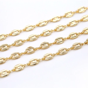 Détail macro de maillons de chaîne nez de cochon plaqués or 14K pour bijoux DIY